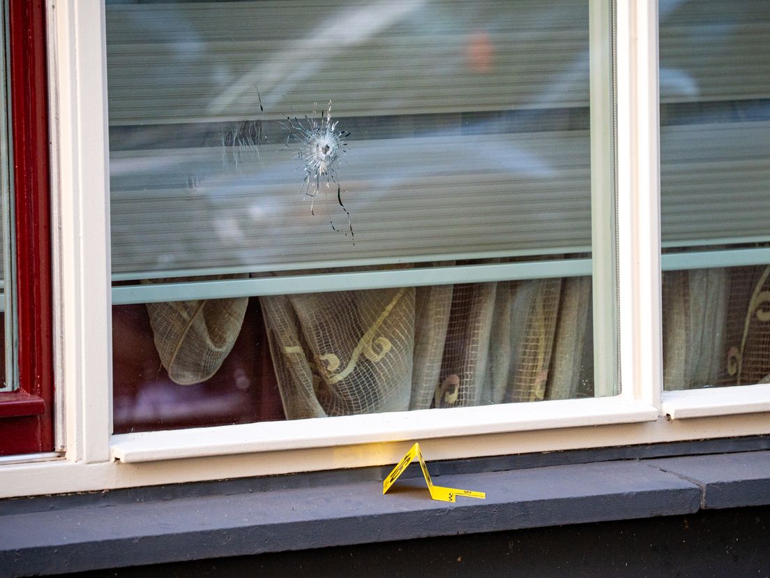 Een kogel raakte de ruit van een woning