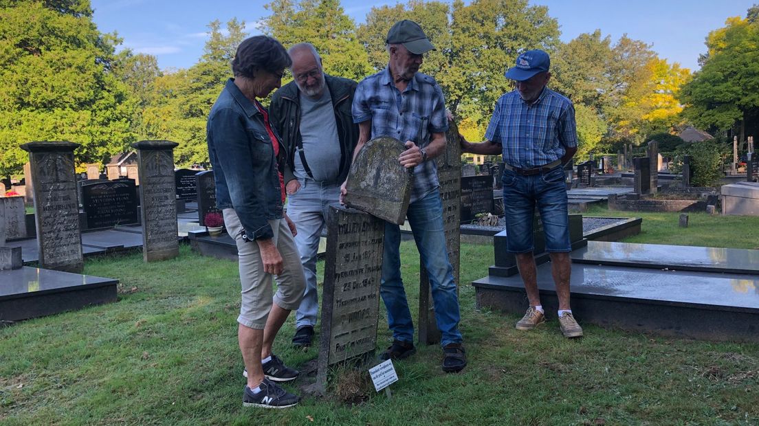 v.l.n.r. Diena Pepping, Gerard Doeve, Jan Pepping en Harm Hoving kijken of ze het graf van Willem Emmens kunnen opknappen