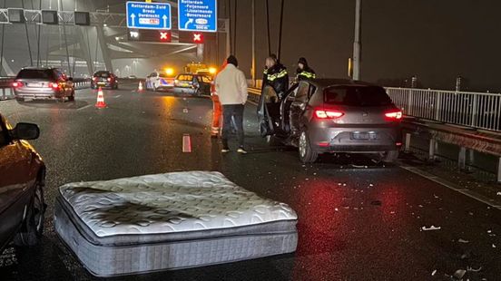 Matras veroorzaakt kettingbotsing op Van Brienenoordbrug | Brand in flatwoning in Vlaardingen, woningen korte tijd ontruimd. Matras veroorzaakt kettingbotsing op Van Brienenoordbrug | Brand in flatwoning in Vlaardingen, woningen korte tijd ontruimd.