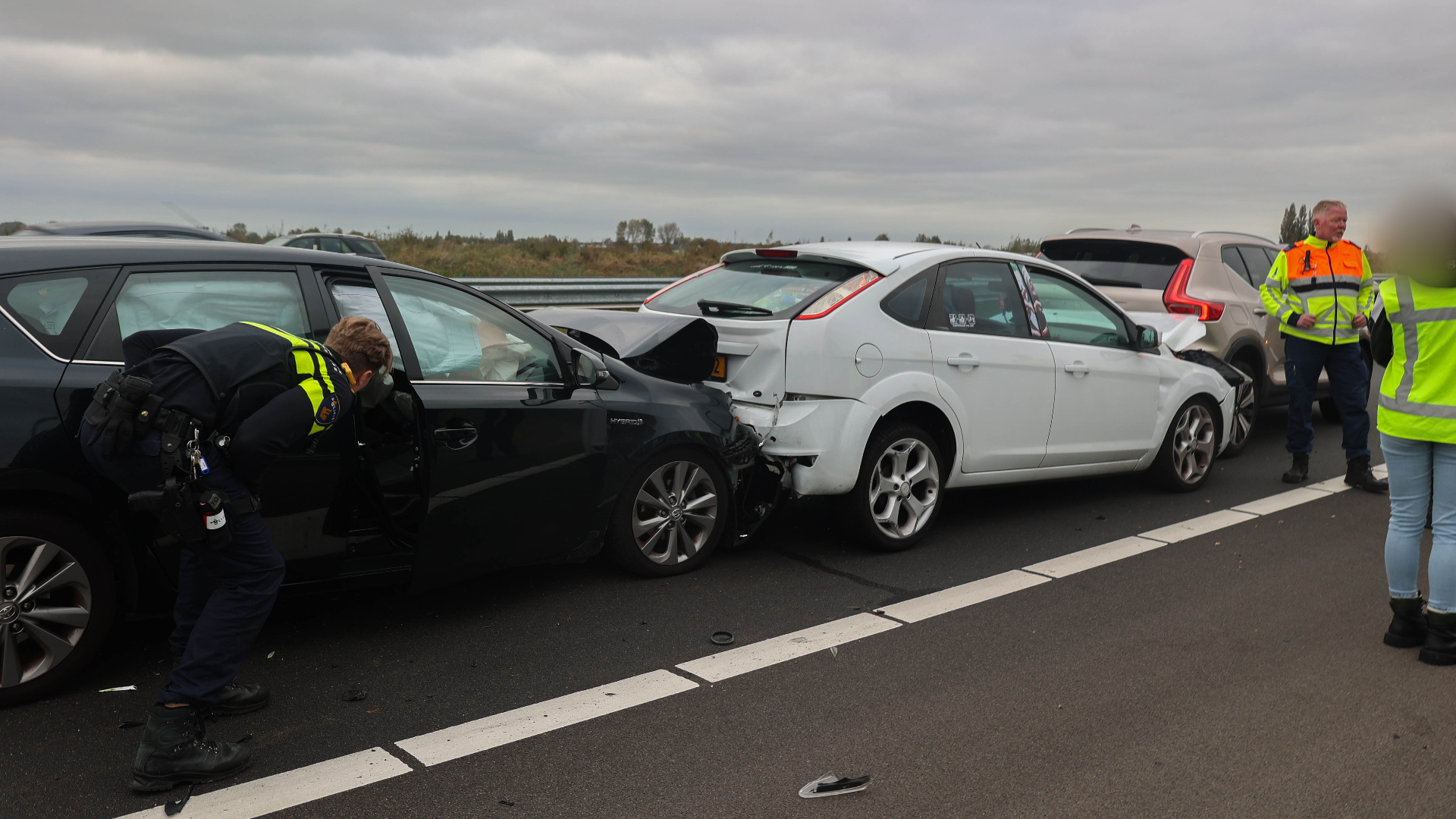 Kettingbotsing op snelweg | Accu van fiets ontploft in hand van bewoner.