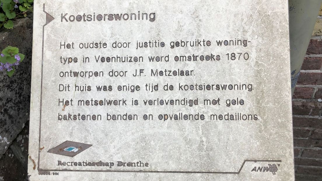 Het oude monumentenbord van de Koetsierswoning.