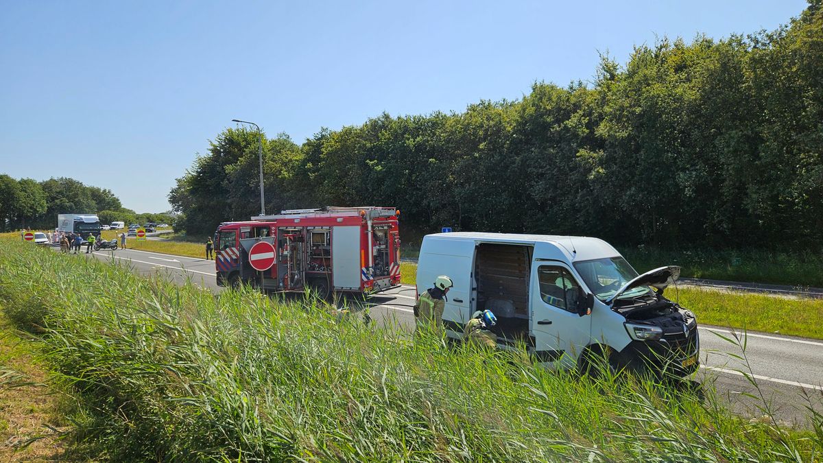 Brand breekt uit in auto op A28 bij Rogat