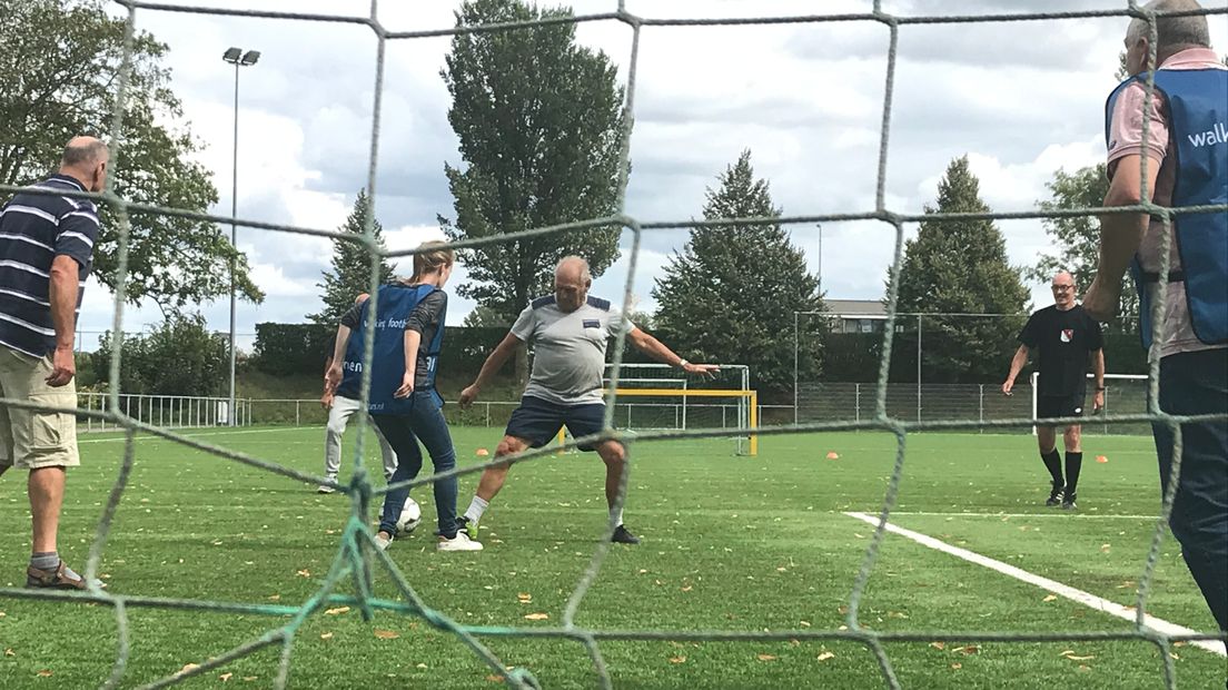 Zestigplussers proberen lopend voetballen uit