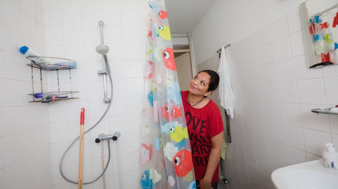 Vrouw in badkamer