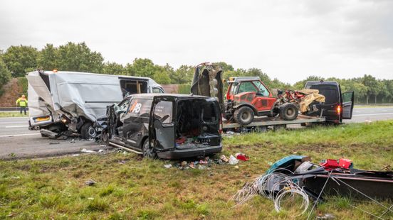 Vuilniswagen laat oliespoor achter in Vinkeveen | Ravage en 3 gewonden bij aanrijding vluchtstrook. Vuilniswagen laat oliespoor achter in Vinkeveen | Ravage en 3 gewonden bij aanrijding vluchtstrook.