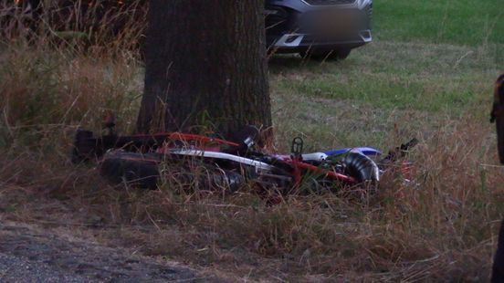 Brommerrijder tegen boom, oorzaak onbekend