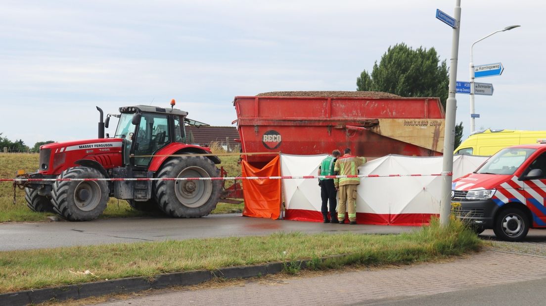 De plaats van het ongeluk is afgezet met schermen