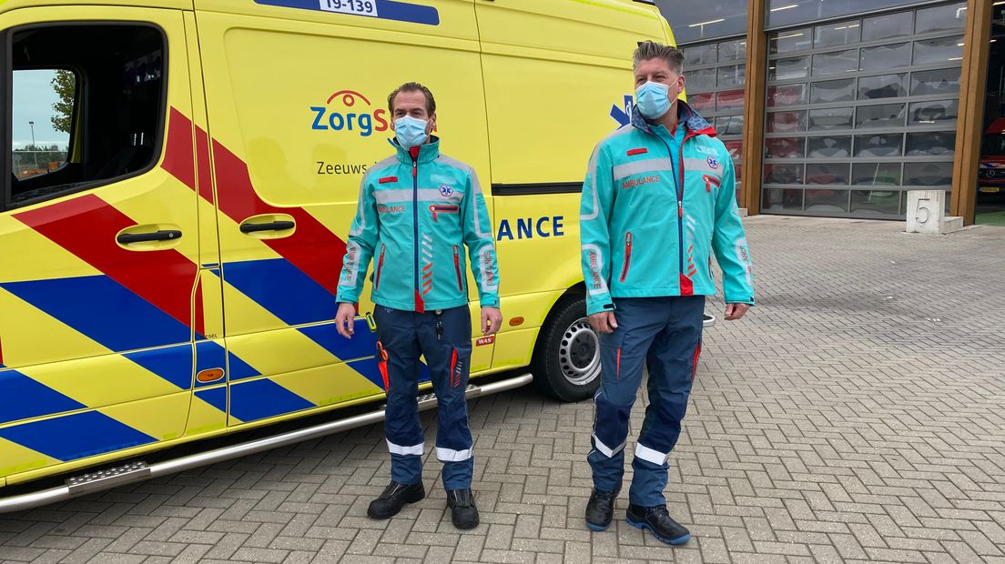 Collega's Demian en Raoul van ambulancepost Terneuzen zijn blij met hun nieuwe uniform.