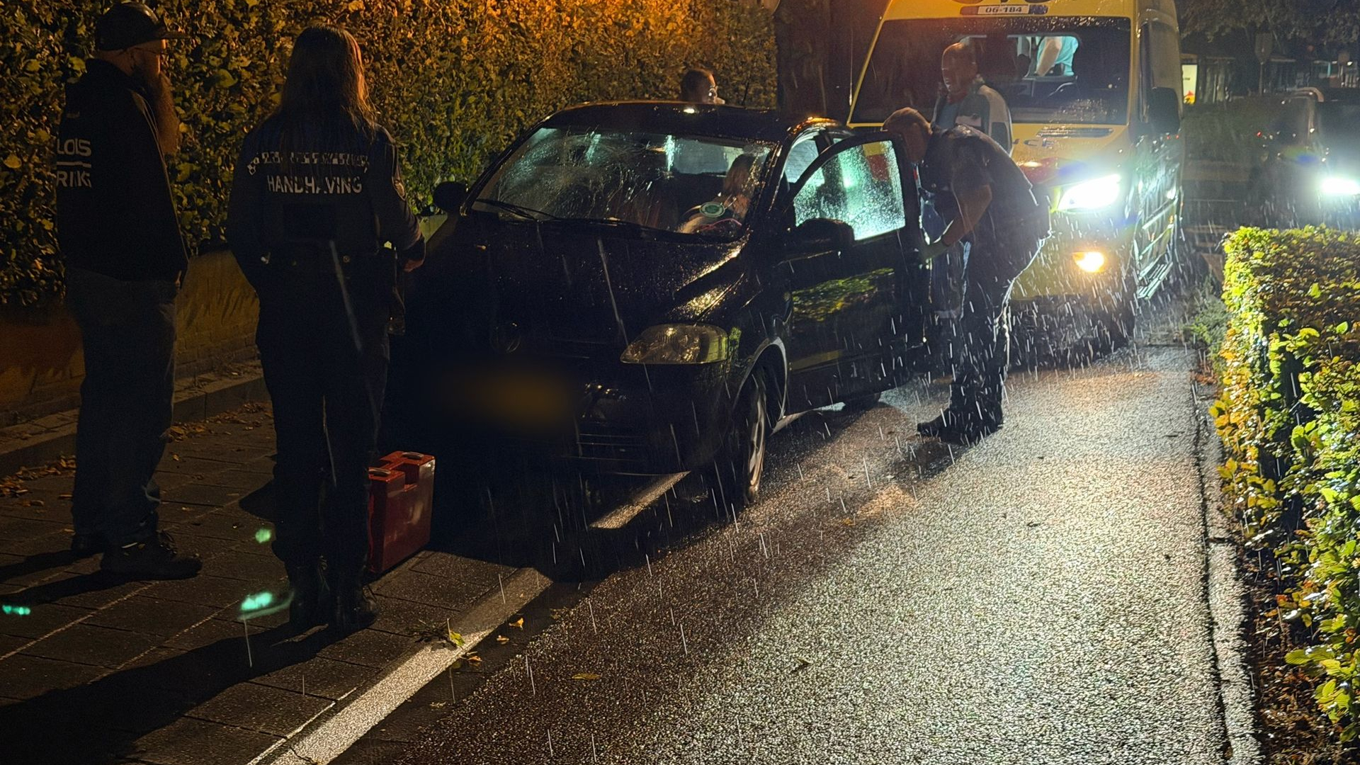 Overstekende voetganger aangereden • bestuurder vlucht na botsing.