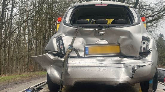 112 nieuws: Lange file op N35 na ongeluk | Meerdere ramen ingegooid van huis in Enschede.