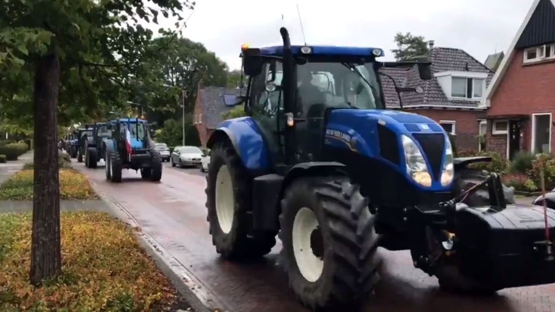 Trekkers in een stoet in Loppersum, op weg naar het Hoofdstation