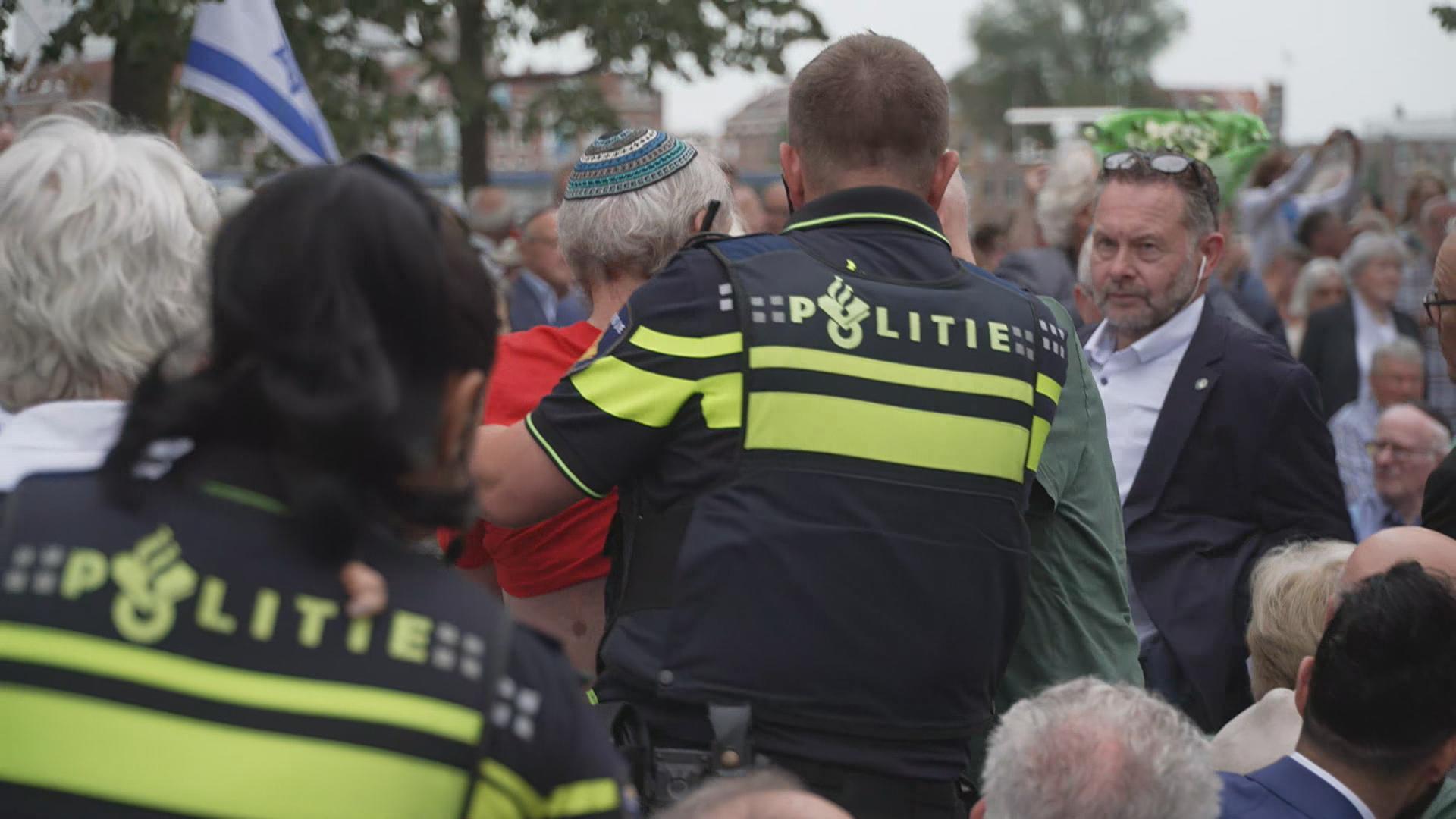De demonstranten werden weggevoerd uit het publiek