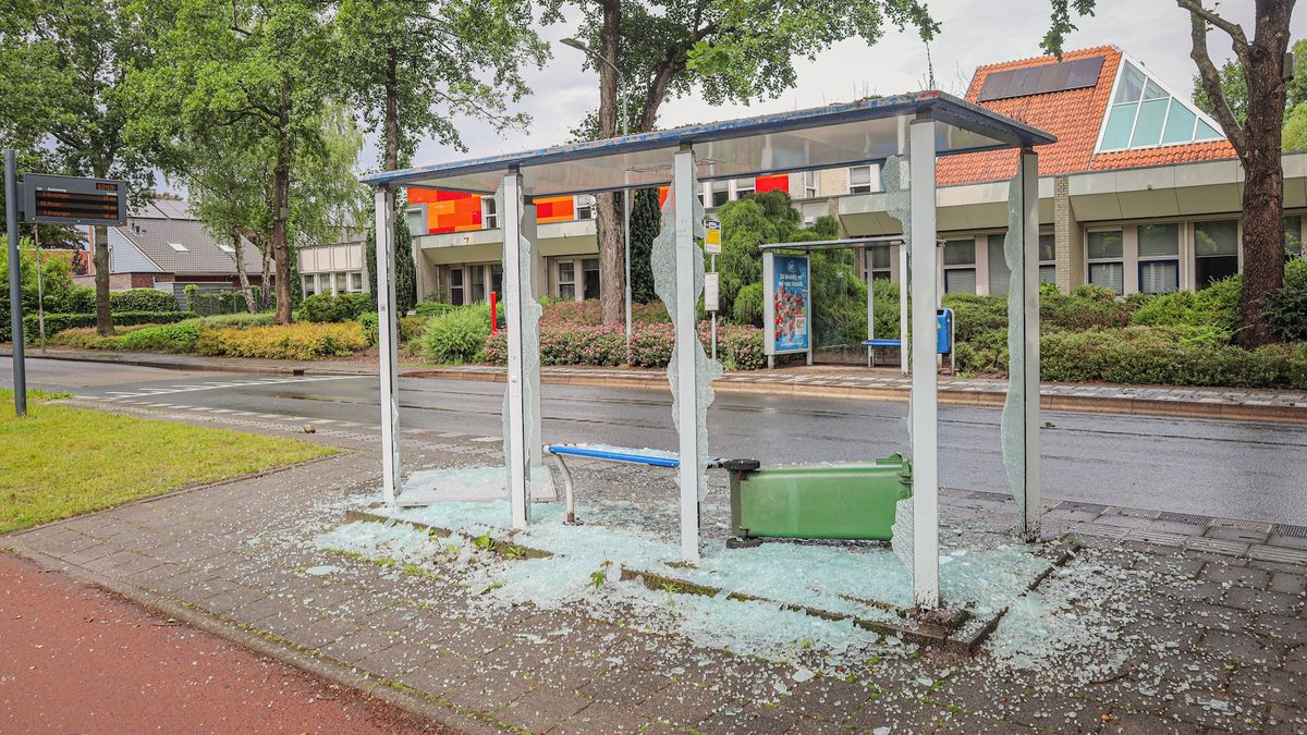 112-nieuws: Auto's en bushokjes vernield in Leek en Tolbert • Persoon zit vast op punthek in Stadspa