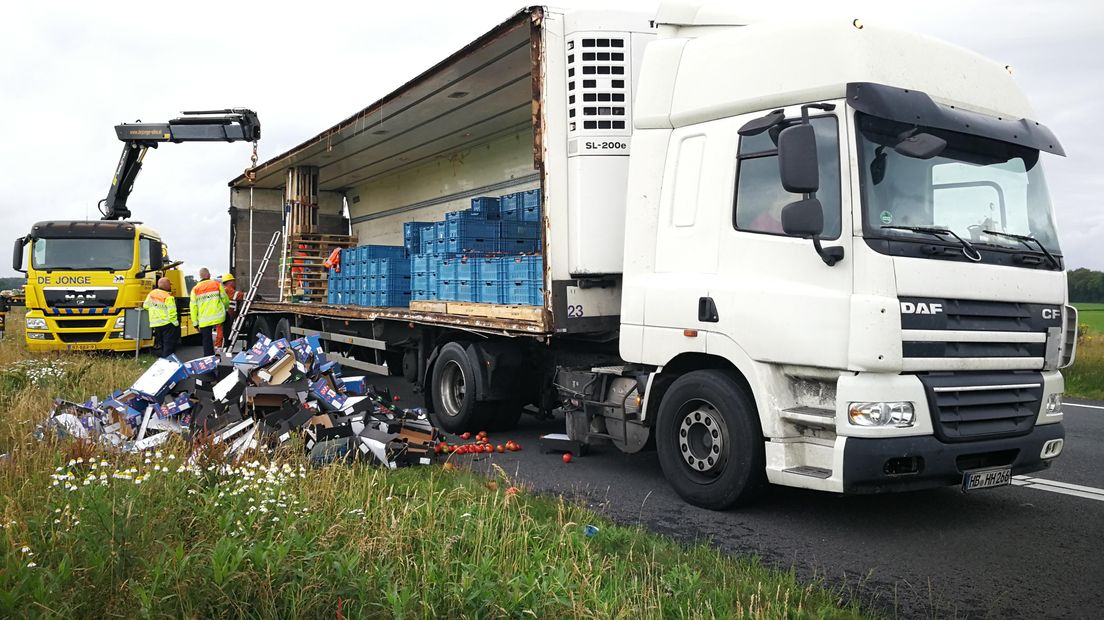 Vrachtwagen verliest lading fruit op A37 (Rechten: persbureau Meter)