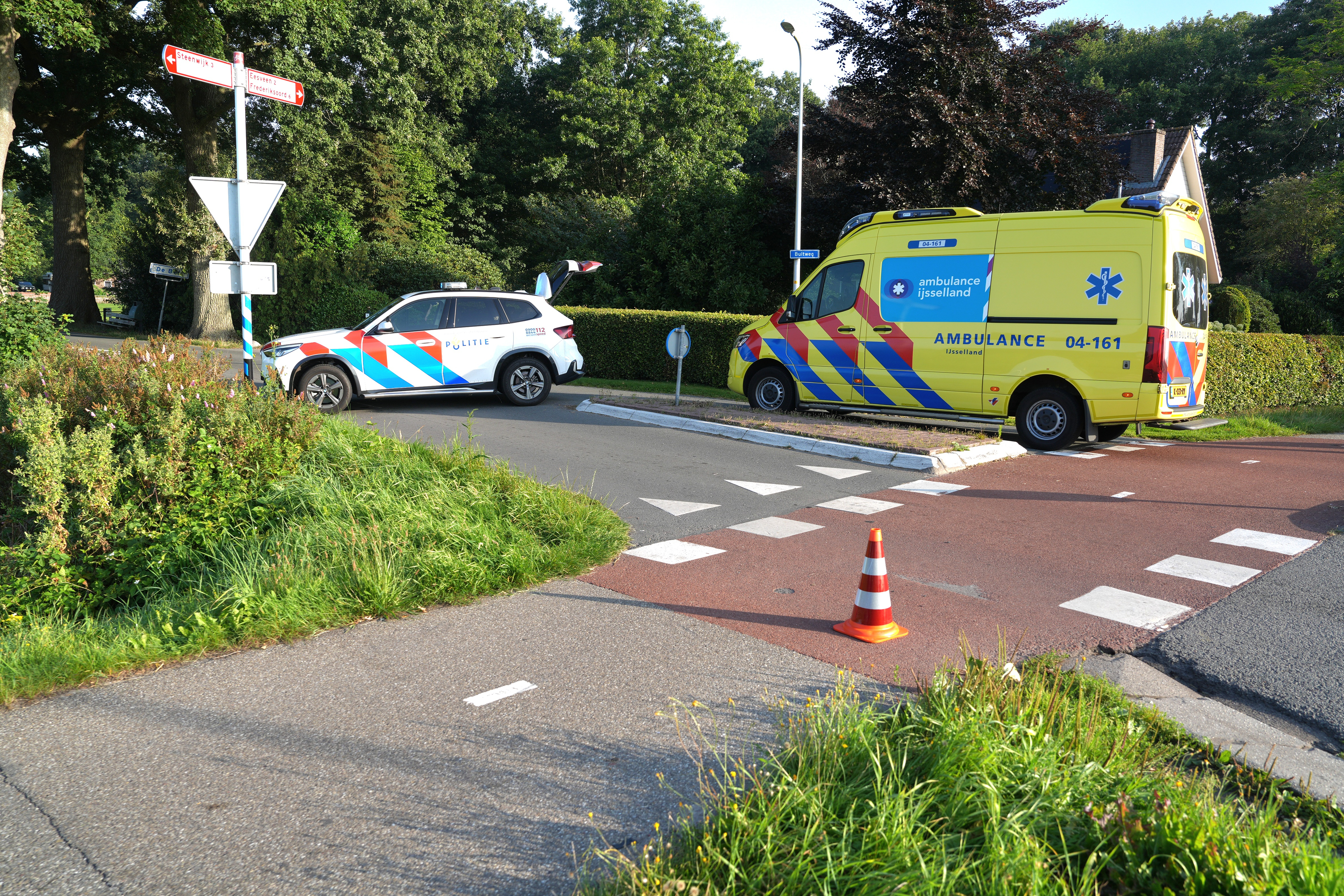 Fietser gewond bij aanrijding Eesveen | Brand in touringcar Westerhaar.