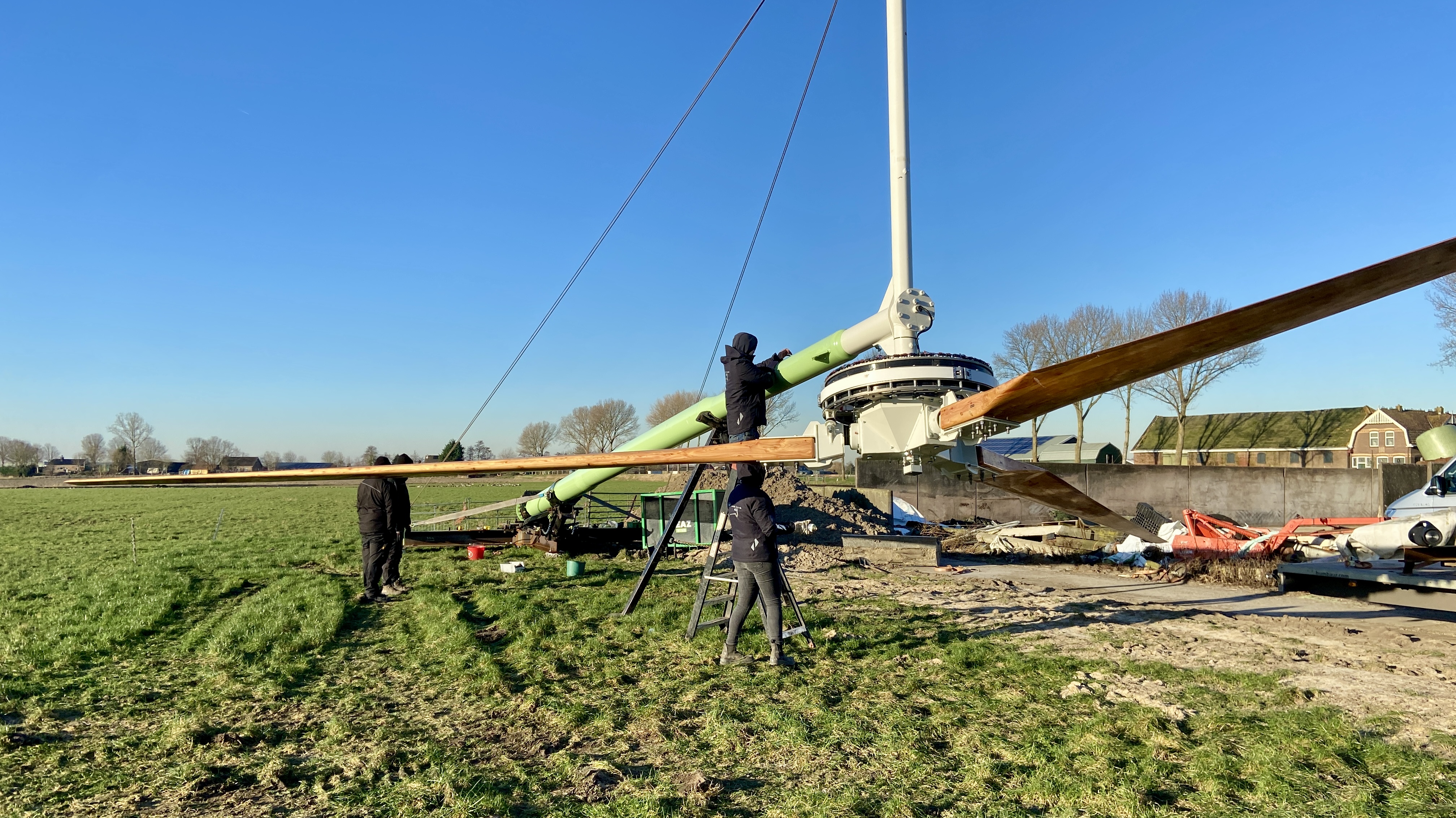 De windmolen wordt nog even gepoetst voor het hijsen
