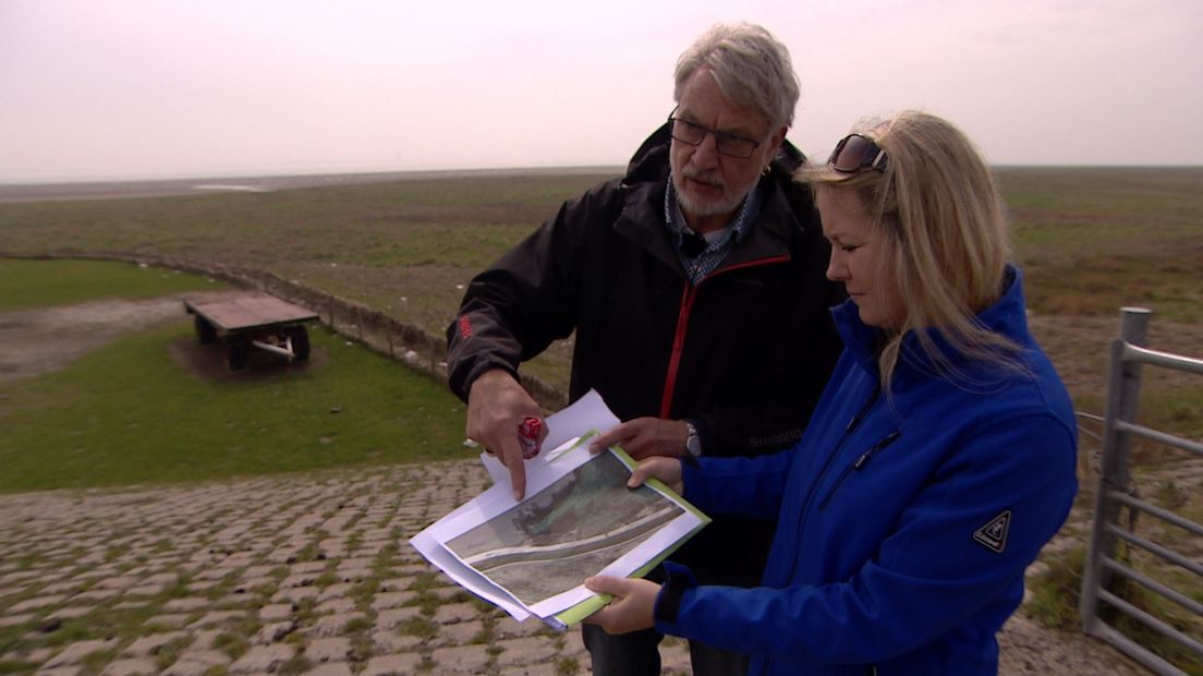 Provinciaal archeoloog Robert van Dierendonck en Nathalie de Visser van archeologisch adviesbureau Edufact.