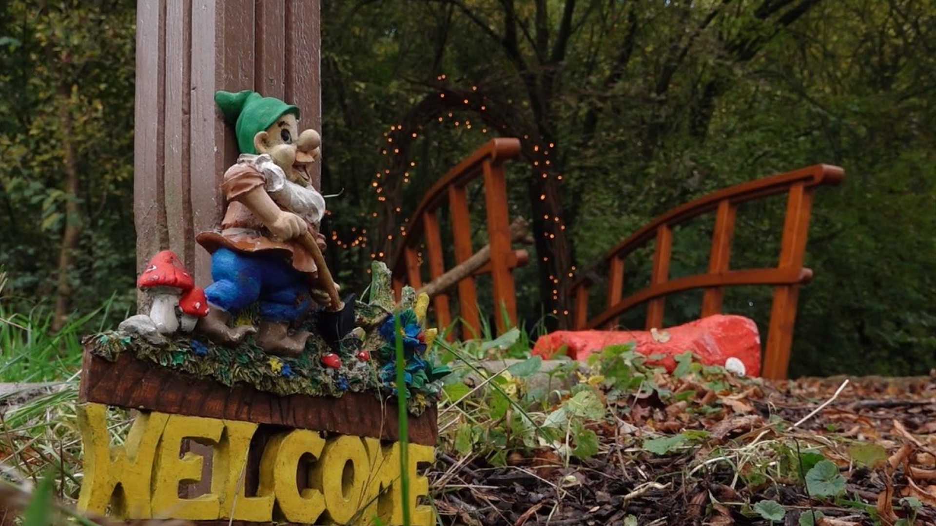 Wandelaars betrappen jongeren op kapotslaan van kabouters, politie spreekt met ouders