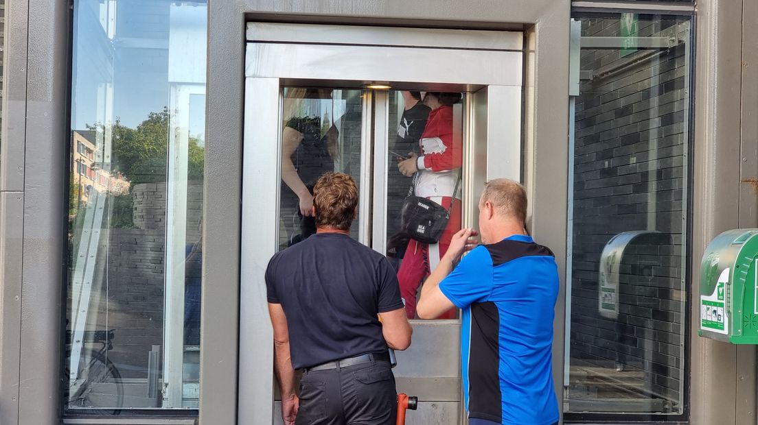 De brandweer haalt de kinderen uit de lift