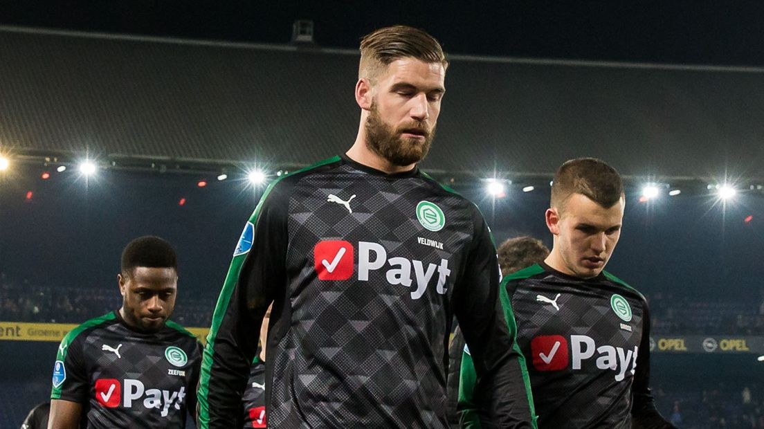 Lars Veldwijk (midden) baalt na het verlies tegen Feyenoord