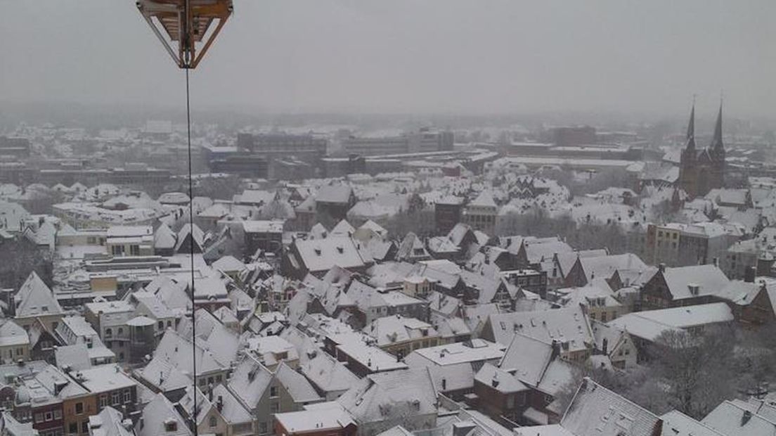 Deventer in de sneeuw gezien vanuit een kraan