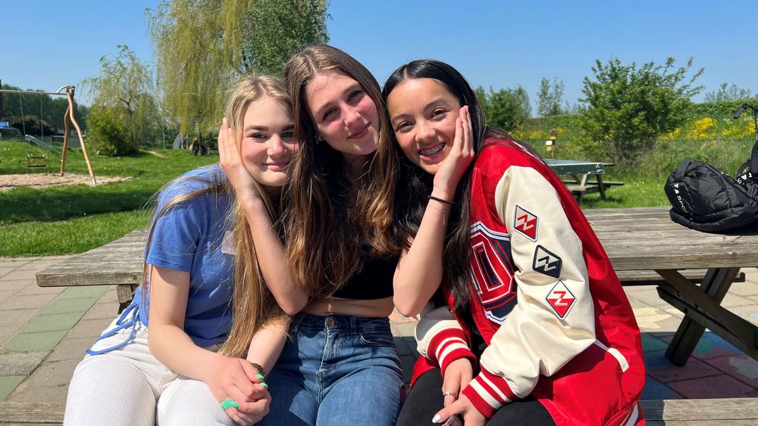 Ilse(14), Lise(15) en Donna(15)