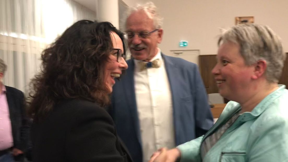 Karin Dekker krijgt als nieuwe wethouder de felicitaties van PvdA' ster Cindy Vorselman (Rechten: Margriet Benak / RTV Drenthe)