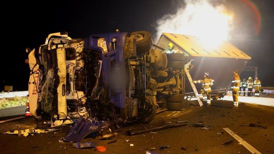 Ravage op A2 door twee ongelukken met vrachtwagens. Ravage op A2 door twee ongelukken met vrachtwagens.