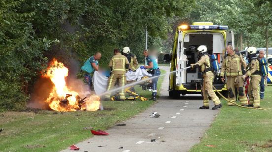 Motor vliegt in brand na botsing met boom in Beilen, bestuurder gewond. Motor vliegt in brand na botsing met boom in Beilen, bestuurder gewond.