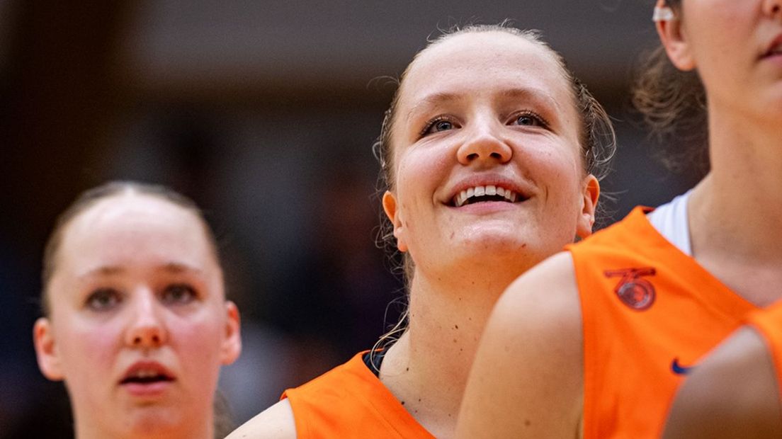 Hof zichtbaar genietend tijdens het volkslied