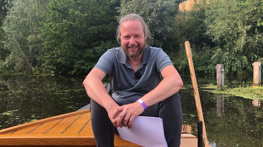 Eric Schutte draagt gedichten voor op de Regge