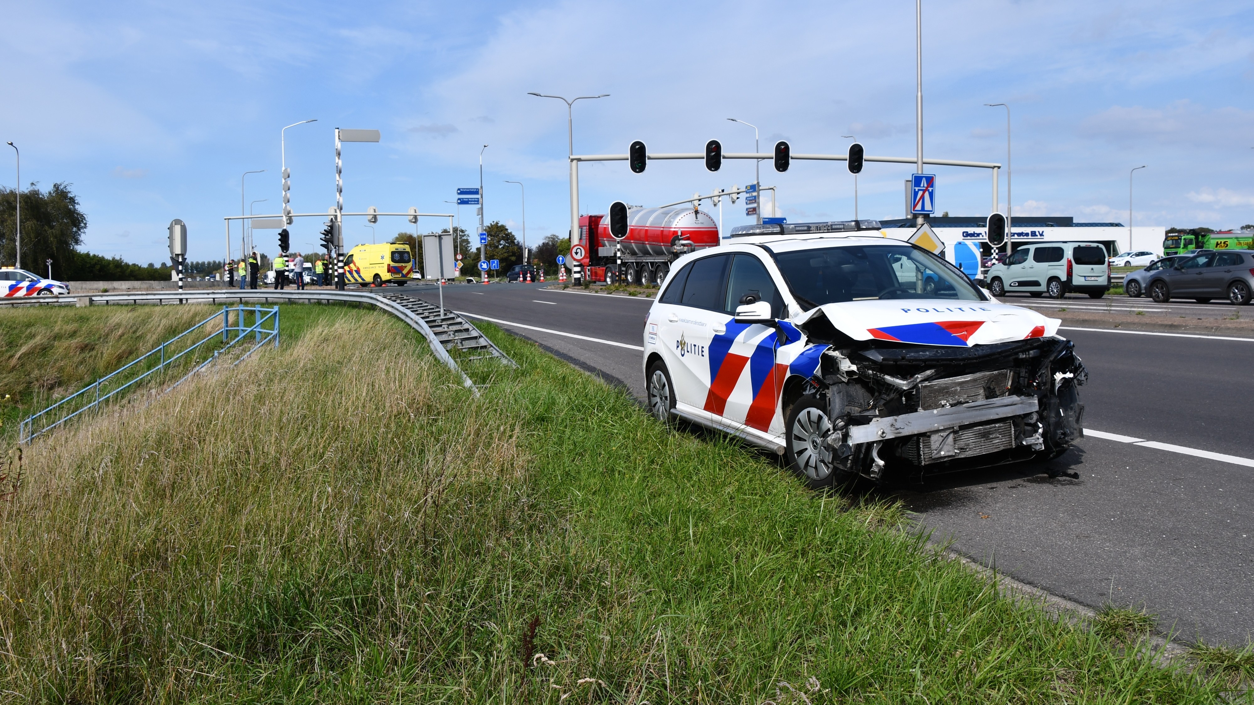 Politieauto Botst Tegen Andere Auto Onderweg Naar Spoedmelding - Omroep ...