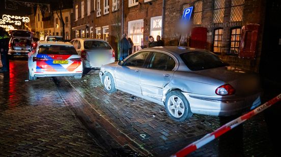 Politie zet straat af • gewonde bij flinke aanrijding