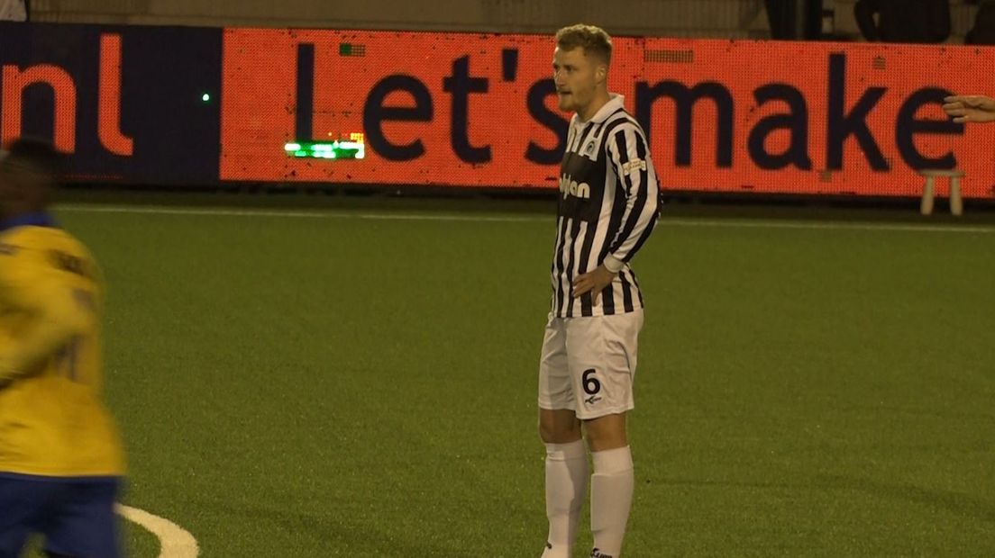 Achilles is bijna gedegradeerd na een 2-2 gelijkspel thuis tegen FC Dordrecht. In twee wedstrijden moet een achterstand van vier punten worden overbrugd.