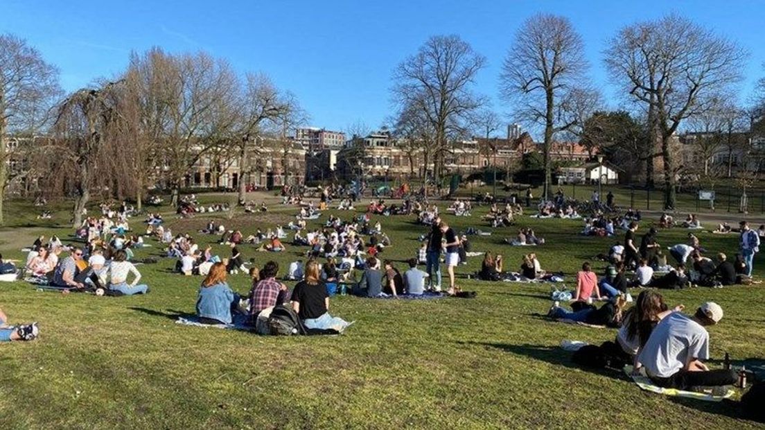 Mensen genieten van de zon in het Kronenburgerpark.