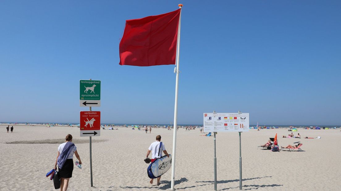 Rode vlag op het strand in Den Haag
