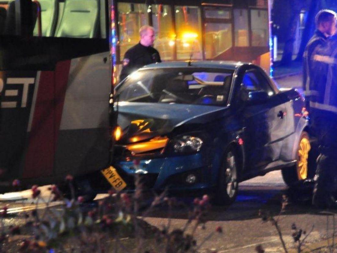 auto_rijdt_op_bus