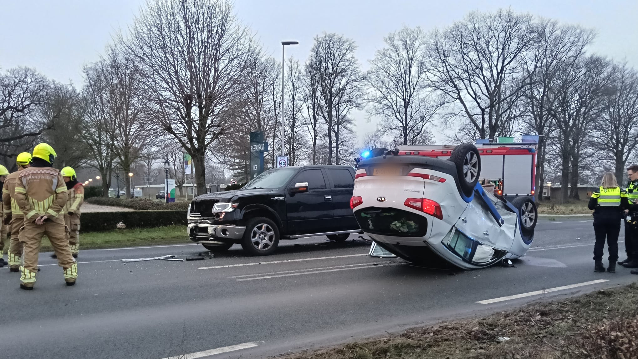 Auto belandt op kop na aanrijding in Echt.