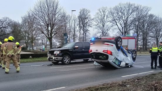Auto belandt op kop na aanrijding in Echt. Auto belandt op kop na aanrijding in Echt.