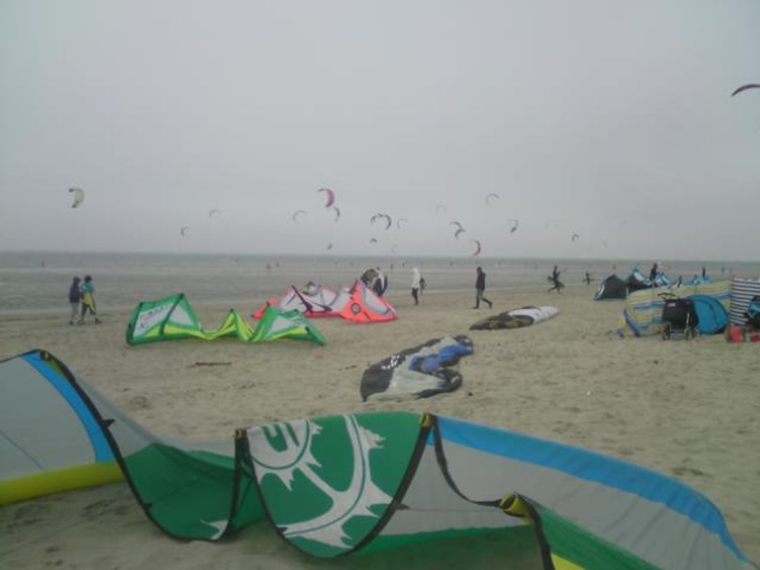 2010-kite-surfers02.cropresize.tmp.jpg