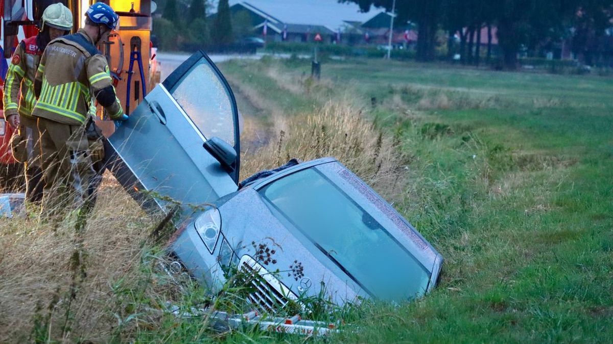 112 nieuws: Auto belandt op zijkant na botsing tegen winkel in Hardenberg