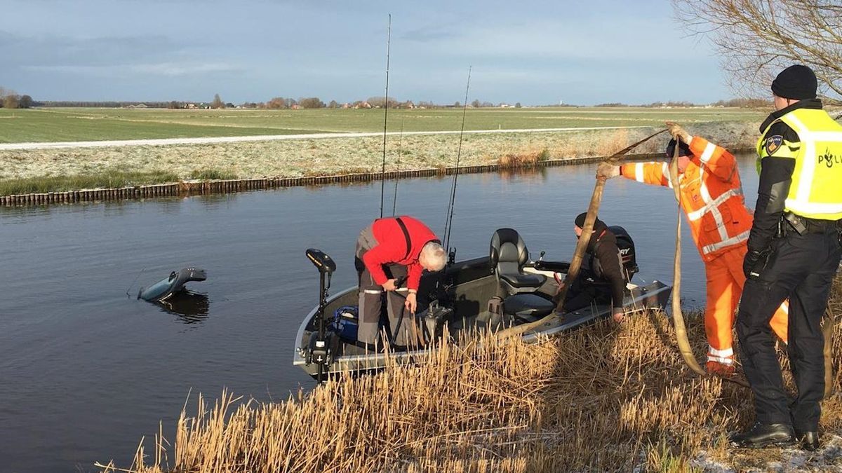 Auto door gladheid te water in Kuinre