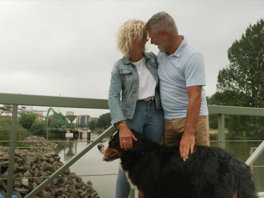 Gerrit de brugwachter met zijn nieuwe vriendin Laura die hij voor de brug heeft ontmoet