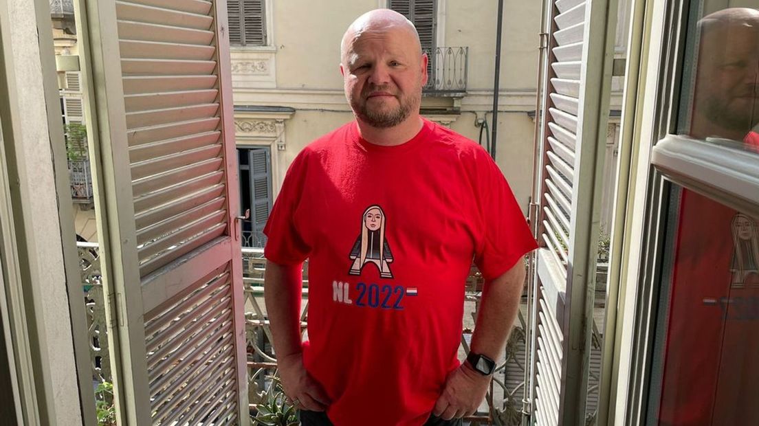 Patrick Huisman in Turijn in zijn outfit voor vanavond, met beeltenis van S10.