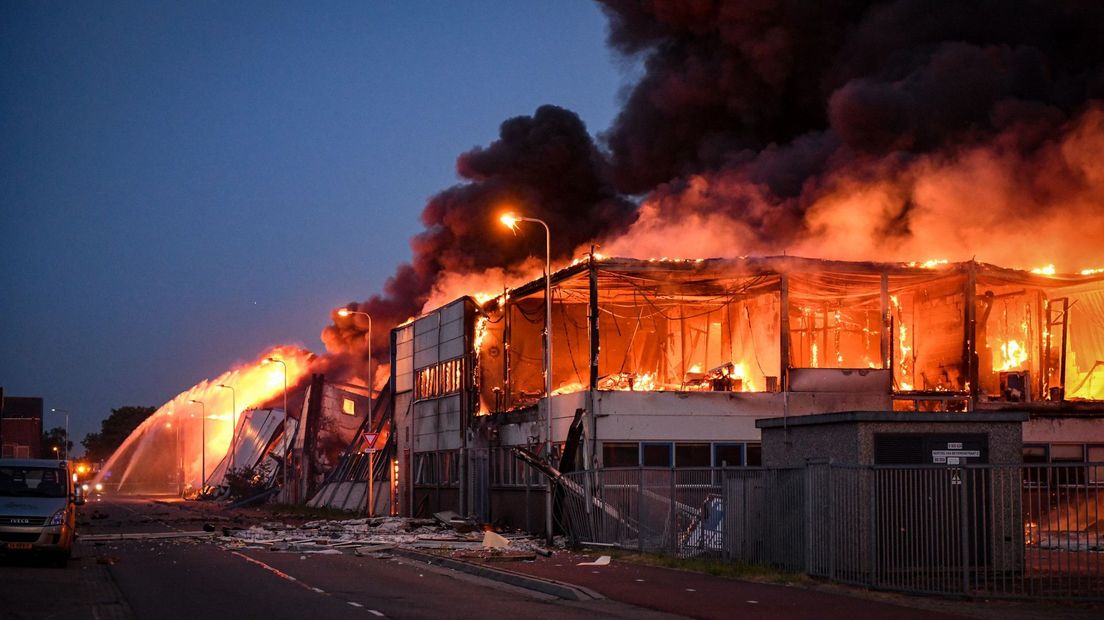 Brand in de bedrijfshallen van onder andere TN Plastics en Zitmaxx Wonen