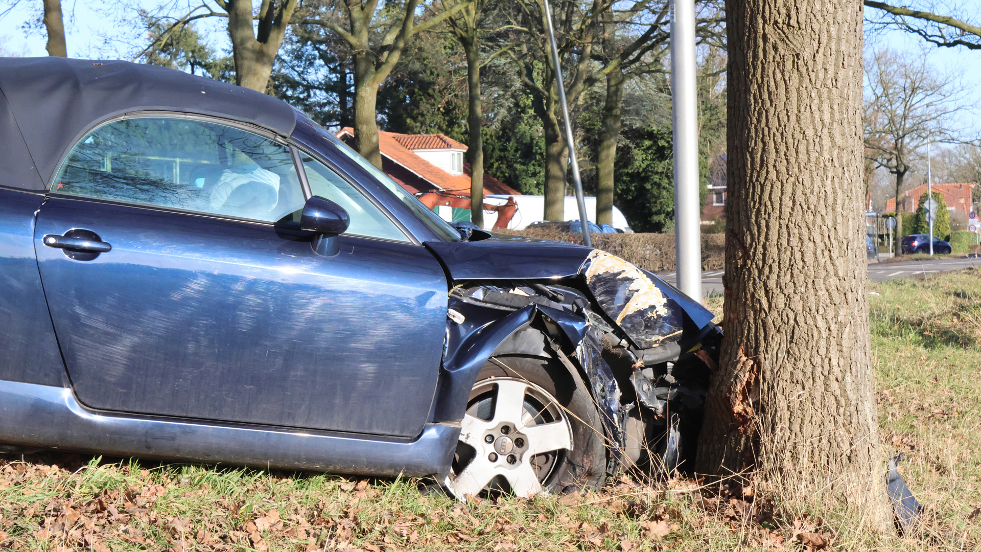 Automobilist botst tegen boom op Provincialeweg in Bunnik