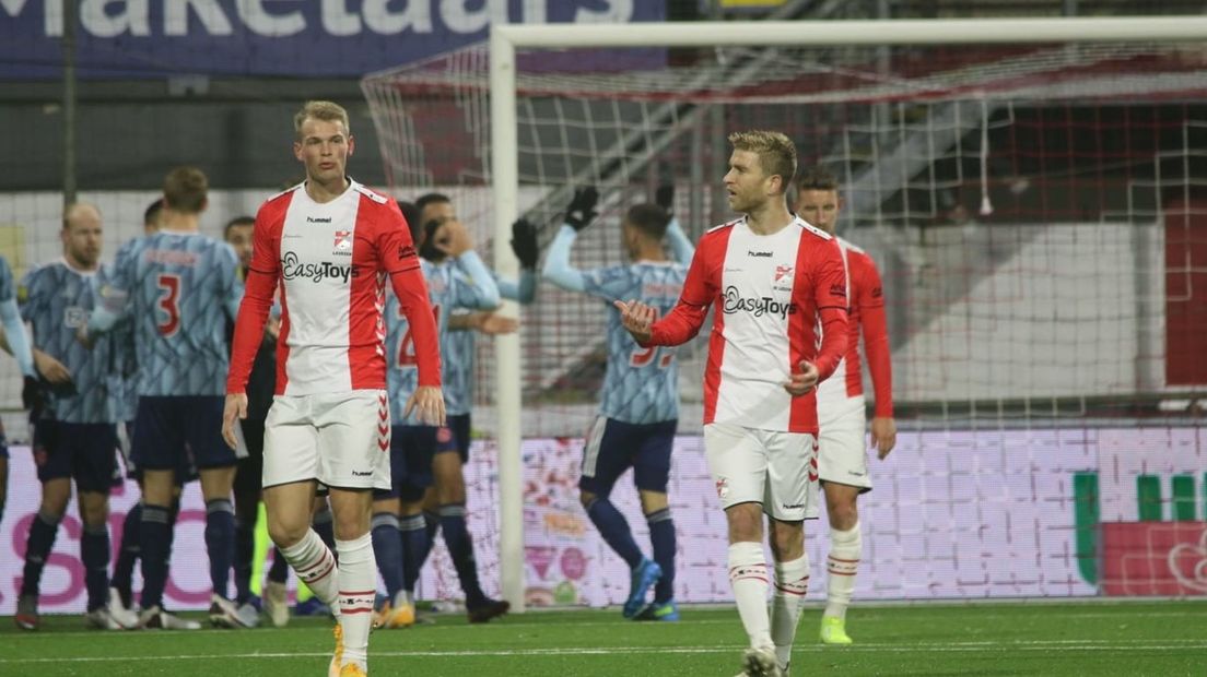 Laursen en De Leeuw druipen af na weer een goal van Ajax (Rechten: Chris Kunst Fotografie)