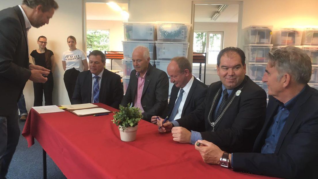 Bestuurders van de vijf gemeenten tekenen het contract (Rechten: Marjolein Knol / RTV Drenthe)