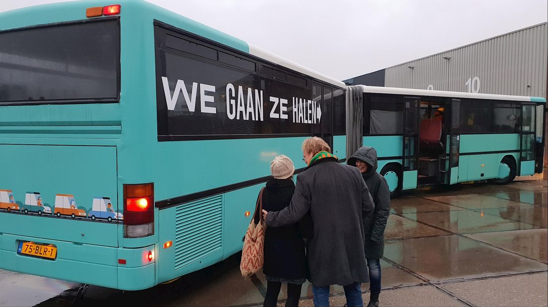 Vluchtelingen ophalen met de bus