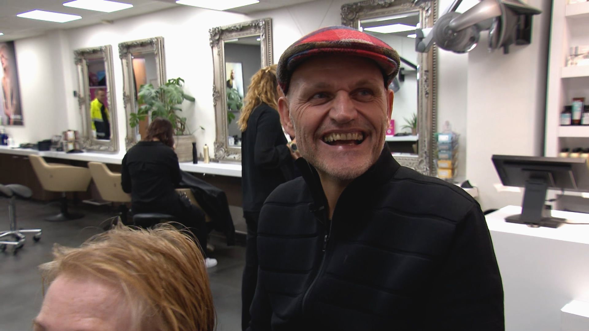 Kapper Edwin hoorde 44 jaar lang geheimen, nu doet hij een boekje open